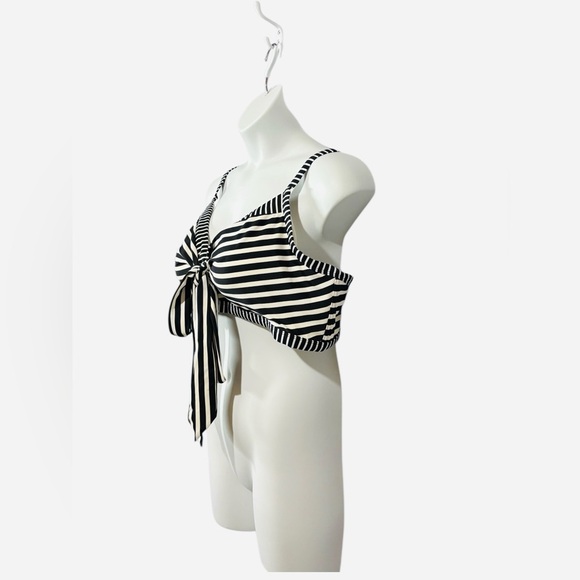 Penningtons, Plus Size Striped Bikini Top, 3X, Black, White 🌴 - Picture 5 of 11